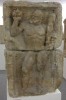 Base de colonne au dieu-cavalier : Hercule